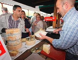 Uno de los puestos de queso del puerto que se vendió en una horquilla de entre 35 y 38 euros. :: N.A./