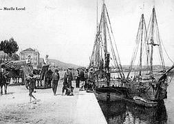 La casa de Larrañaga es algo más que un edificio ilustre de Avilés. En fotografías, antiguas fundamentalmente, su presencia sirve para referenciar el puerto local. En esta imagen, de 1912, se le distingue al fondo. :: ARCHIVO FOTO FRAN/