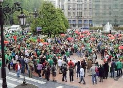 Los manifestantes se concentraron en la plaza de la Escandalera después de marchar en manifestación por la calle de Uría, desde la estación de la Renfe. :: JESÚS DÍAZ/