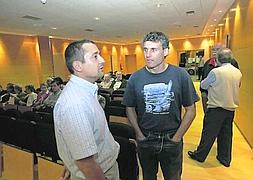 David Díaz y César Álvarez, del Grupo de Ornitología Mavea, ayer antes de la charla. :: SERGIO LÓPEZ/