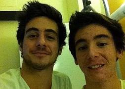 El donante, 'Fico', y su hermano pequeño y acompañante Miguel. :: E. C./