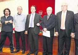 Por la izquierda, Rafael Fernández, Manuel Cañete, Sergio Fernández, José Luis Martínez, Julio César Baragaño y Jesús Santos Villagrá. :: PETEIRO/