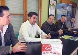 Representantes del Proyecto Salvavidas, con las pulseras, Gutiérrez Escandón, Modino y Martínez, durante la presentación. :: S. S. M./
