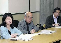 Los profesores Naoko Miyaji, Tokushi Kasahara y Hirofumi Hayashi, ayer, durante la primera conferencia de las jornadas. :: M. ROJAS/