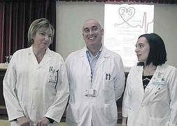 A la izquierda, Isabel Palacio, directora del HUCA, junto a Ramón Corral, director de Enfermería y Ángeles Rodríguez, de la UVI. :: MARIO ROJAS/