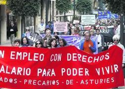 Los manifestantes pasan por la calle de San Bernardo. :: PAÑEDA/