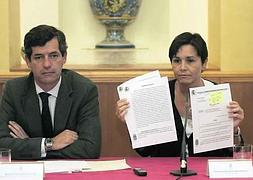 La alcaldesa exhibió en junio de 2012 varias resoluciones judiciales a su favor por este asunto. :: L. SEVILLA/