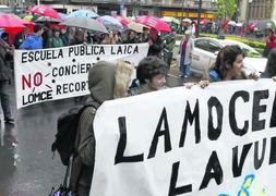 Estudiantes, padres y docentes participaron en la manifestación que recorrió ayer Oviedo. :: JESÚS DÍAZ/