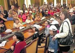 Los niños ayer en el salón de Plenos del Ayuntamiento. :: MARIO ROJAS/