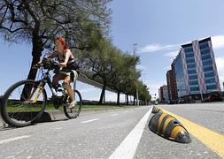 Una joven circula por el carril bici del Muro. :: JORGE PETEIRO/