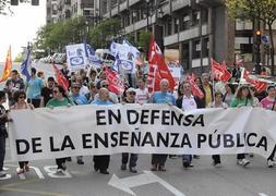 Los manifestantes protestaron ayer por las calles de Oviedo contra la reforma educativa. :: JESÚS DÍAZ/