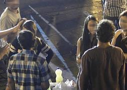 Botellón en el barrio gijonés de Cimadevilla, en la plaza de Arturo Arias, 'el Lavaderu'. :: JOAQUÍN PAÑEDA/