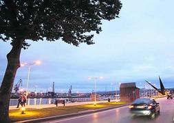 El vertido se produjo en el muelle deportivo, a la altura de la escultura 'Avilés'. :: SERGIO LÓPEZ/