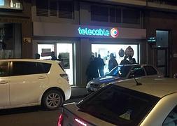 Se lía a bastonazos contra el mobiliario en una tienda de Avilés