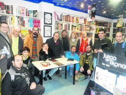 Carlos Pacheco, en el centro, firmó ejemplares de su obra durante cerca de cuatro horas a los numerosos seguidores que acudieron a la cita./