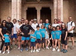 Foto de familia de los participantes en la carrera hasta Covandoga que Moving4 organizó el año pasado y que este año será en junio. :: LVA/
