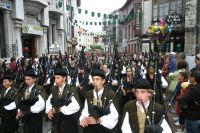 ANFITRIONES. La banda del Llacín, de Llanes, fue la que aportó un mayor número de gaiteros y tamboriteros al desfile. / D. ESPINOSA/