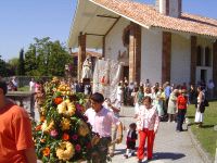 TRADICIÓN. Los feligreses sacan a la Virgen en procesión. / N. A./