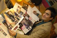 PREPARADO. Diego Reinares repasa las revistas del papel cuché antes de salir en 'Sábado Dolce Vita'. / FOTOPRENSA/