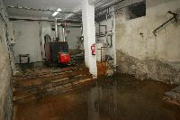 INUNDADO. La sala de calderas está anegada por el agua. / R. G./