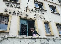 MISTERIO. Los curiosos siguen acercándose a la casa para comprobar si hay ruidos. / BILBAO/