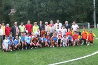 EXPECTACIÓN. Ángel María Villar (en el centro), posa con las autoridades y el equipo infantil de Cangas del Narcea. / J. M. A./