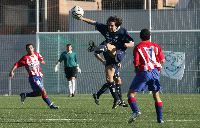 DESPEJE. Álvaro corta el avance del Sporting B en el partido de ayer en el Nuevo Ganzábal. / J. C. ROMÁN/