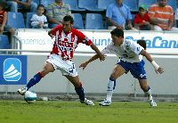 PRECISIÓN. David Barral trata de avanzar con el balón ante un rival tinerfeñista en el partido jugado ayer en el Heliodoro Rodríguez López. / MIGUEL BARRETO/