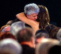 VARSOVIA. Almodóvar se abraza a Penélope Cruz, en los recientes premios del cine europeo. / E. C./