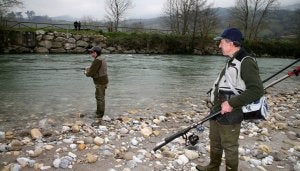 Dos pescadores disfrutan de una entretenida jornada de pesca en el río Cares. / NEL ACEBAL/