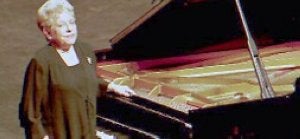 Alicia de Larrocha, junto a su piano. / EFE/