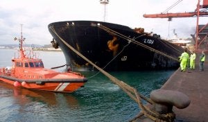 El granelero que en 2003 causó un vertido de 50 toneladas de fuel tras chocar con un remolcador./ J. P./