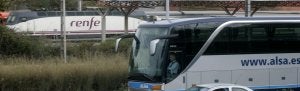 Un autobús de línea y un tren de Renfe parecen cruzarse en la salida de Gijón por Sanz Crespo. / P. CITOULA/