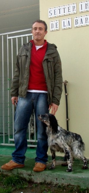 Javier López, junto a su perra 'Cora'. ::
LVA/