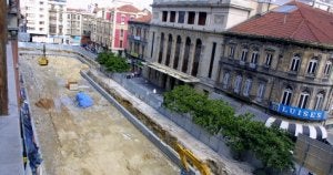 Año 2002. La construcción de un aparcamiento subterráneo que ocupaba todo el paseo supuso una profunda remodelación de la zona no sólo en el subsuelo, sino también en la superficie. A partir de entonces, Begoña volvería a concentrar gran parte de las actividades festivas de la ciudad :: PALOMA UCHA/