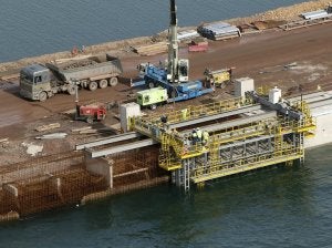 Labores de construcción de la viga cantil, en el Muelle Norte, con una máquina encofradora especial. :: APG/