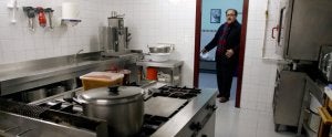 El conserje nocturno del Albergue Covadonga, José Iglesias, muestra el lugar donde ocurrió la agresión a Sor Marcelina Muñiz. :: PURIFICACIÓN CITOULA/