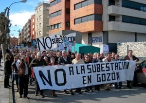 Vecinos de la comarca durante la manifestación que recorrió desde primera hora de la tarde de ayer las calles de Luanco. ::
T. BASTERRA/