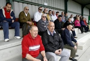 Una parte de los socios que asistieron ayer a la asamblea, en la grada del campo de La Cruz. ::
P. CITOULA/