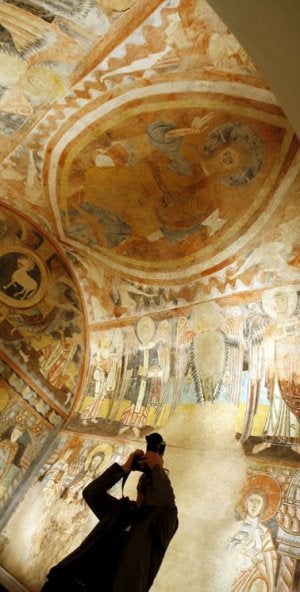 Reforma. Frescos que decoran una de las nuevas salas de pintura española, que albergan obras del Románico al Renacimiento. ::
EFE/