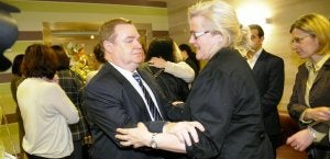 Severino García Vigón, presidente de Fade y amigo personal de Kike, da el pésame a Charo Gómez Haces, hermana de la fallecida. :: JESÚS DÍAZ/
