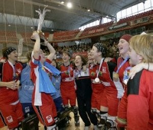 La capitana del Biesca Gijón, Pulgui, levanta la Copa de Europa ante la alegría de todas las jugadoras del conjunto gijonés en el Palacio de Deportes. :: PALOMA UCHA/