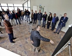 Las autoridades en la Casa del Urogallo de la localidad casina de Tarna. ::
JUAN CARLOS ROMÁN/