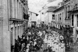 Procesión de la Virgen del Amor Hermoso en la calle de la Estación, hacia 1892. ::
FOTO RAMÓN GARCÍA DUARTE/