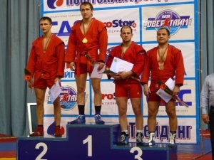 Óscar Fernández, en el tercer escalón del podio en el campeonato de Europa de Minsk. ::
H. B./