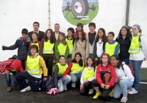 Alumnos del colegio Clarín con Javi Villa y representantes de ITVASA, en el Karting Soto Dueñas. ::
G. F. B./