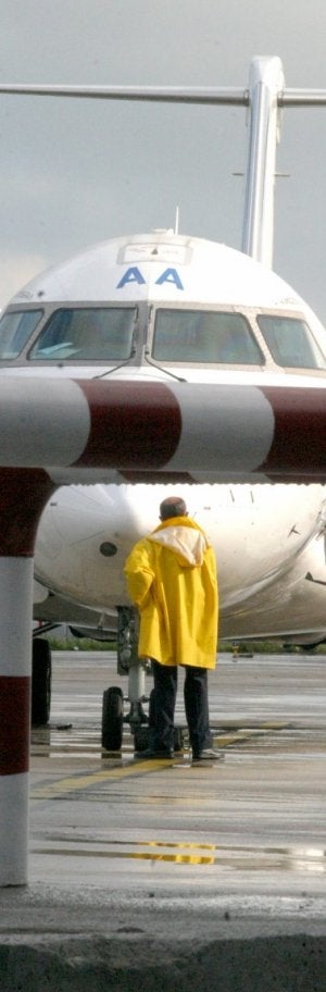 Un avión de Air Nostrum, en el aeropuerto de Asturias. :: MARIETA/