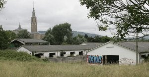 Vista general de las antiguas instalaciones ganaderas de Somió, hoy propiedad municipal, invadidas por la maleza y con construcciones a medio derruir cubiertas de grafitis. :: FOTOGRAFIAS : PALOMA UCHA/