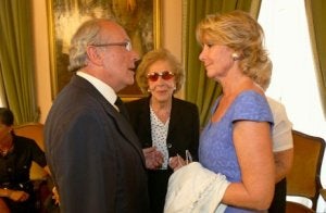 Esperanza Aguirre habla con el hijo del difunto, en presencia de su viuda. :: PIÑA/