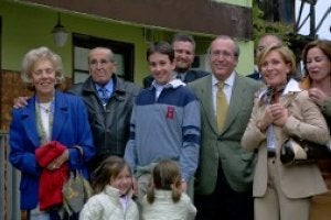 Luis Fernández-Vega Diego y su esposa María Teresa Sanz, en su popular finca de Ceceda, acompañados por parte de su familia. ::
PURIFICACIÓN CITOULA/